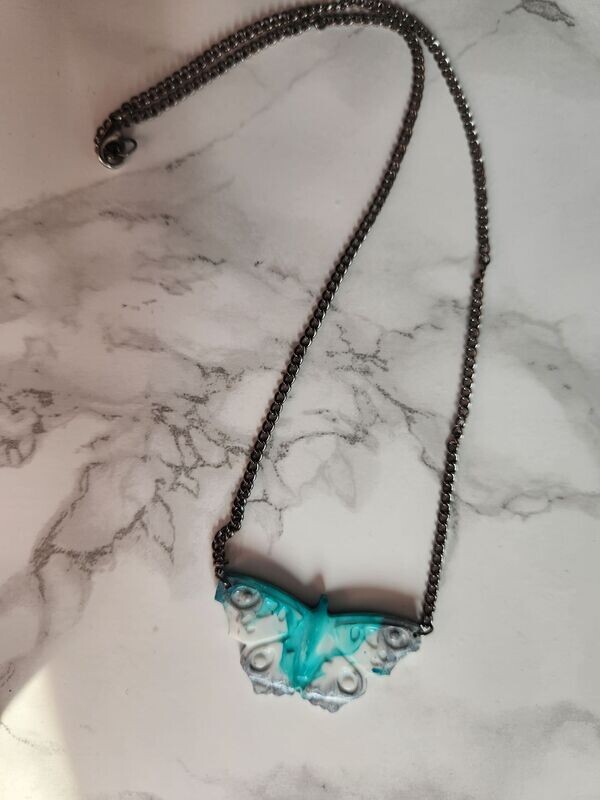 Collier papillon marbré turquoise et gris chainette gris foncé