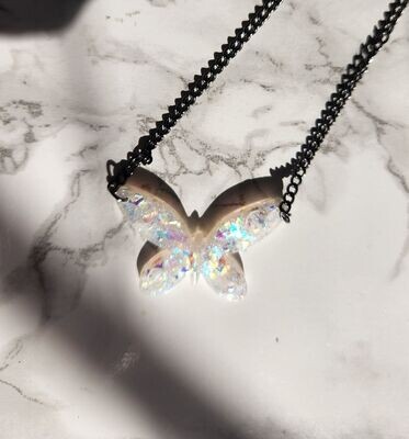 Collier papillon blanc nacré et paillettes holographiques chainette gris foncé