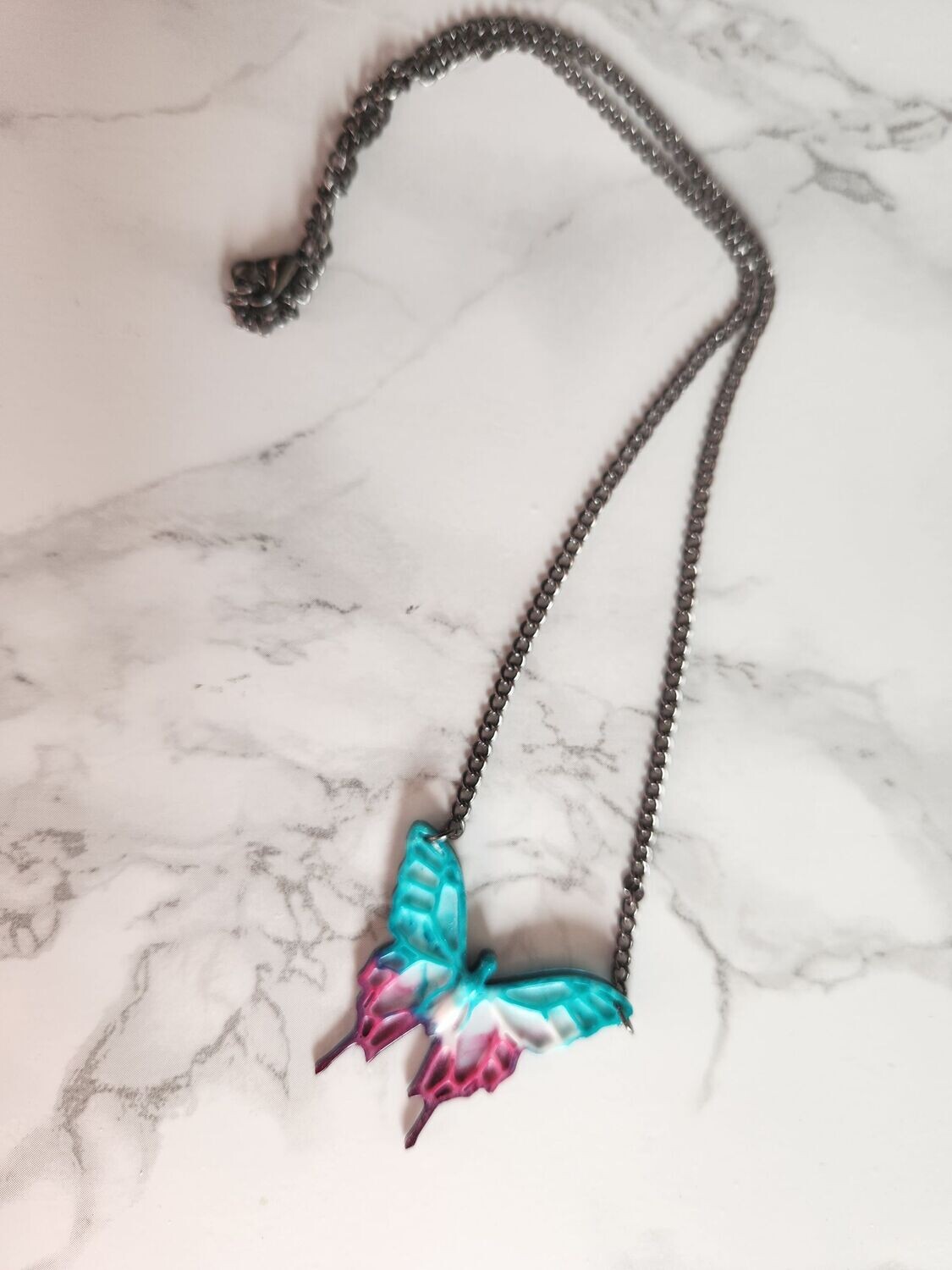 Collier papillon marbré fuschia et turquoise chainette gris foncé