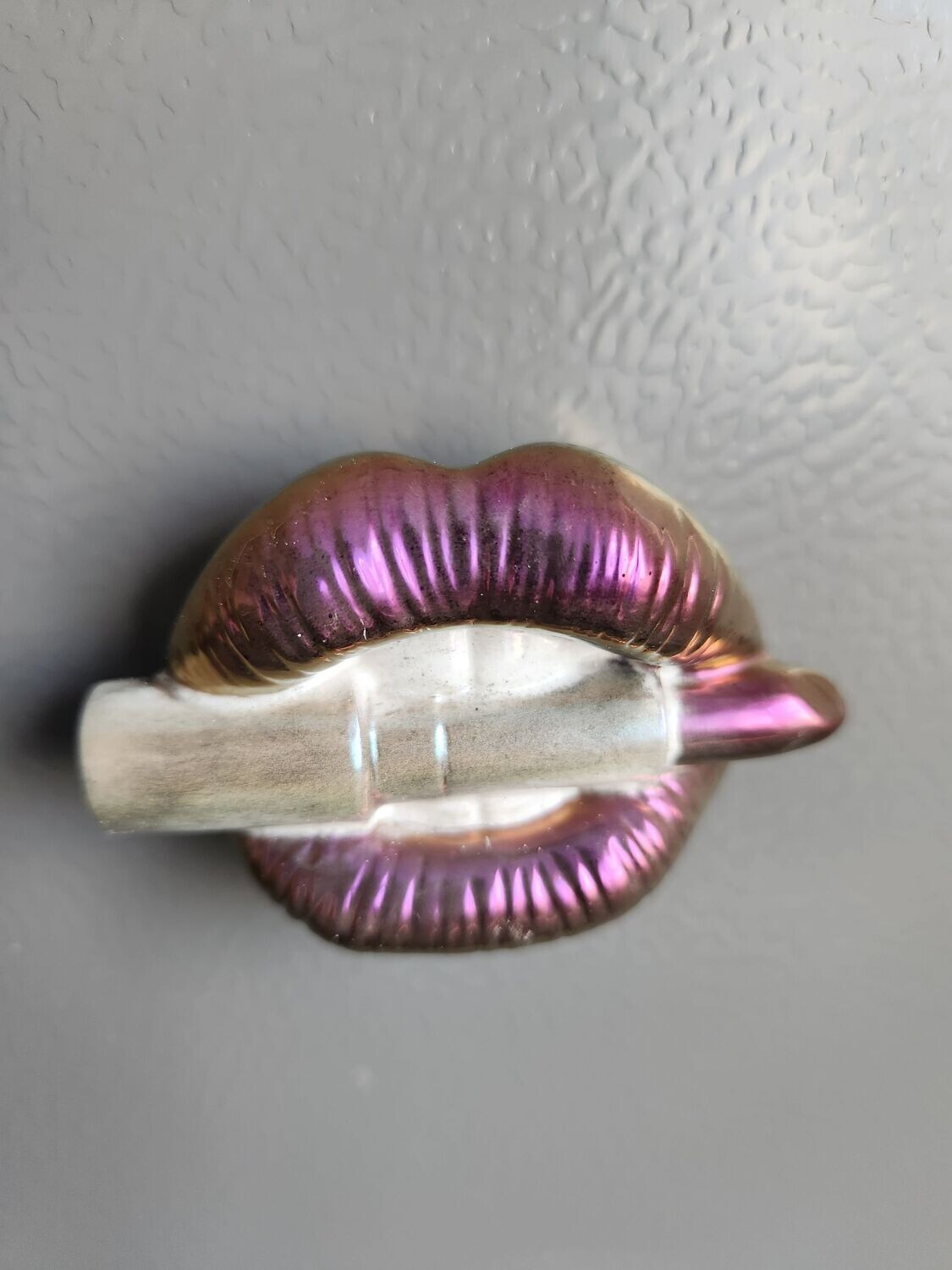 Magnet bouche rouge à lèvres caméléon