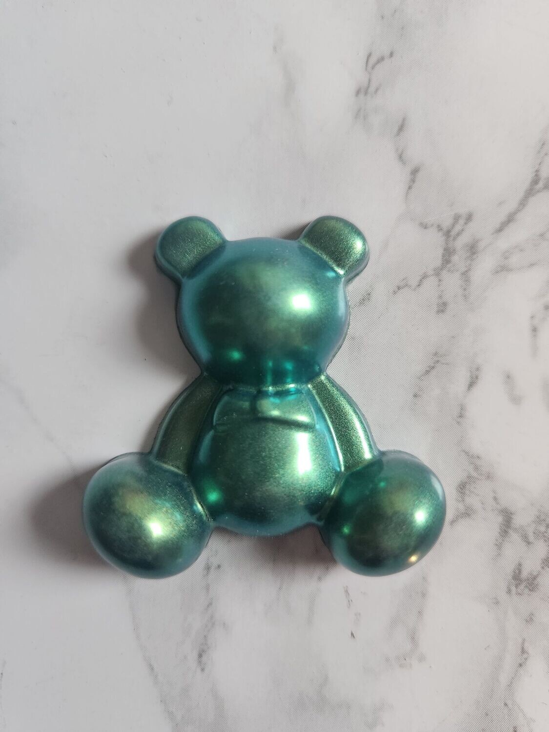 Ourson assis vert nacré