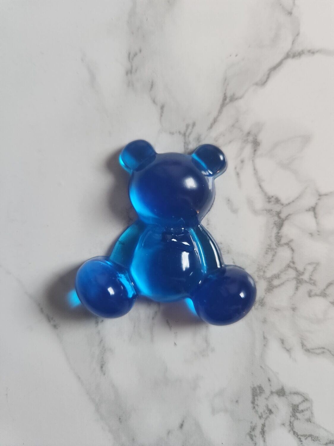 Ourson assis bleu transparent