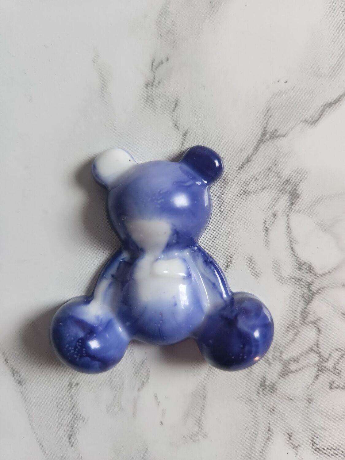 Ourson assis marbré bleu foncé