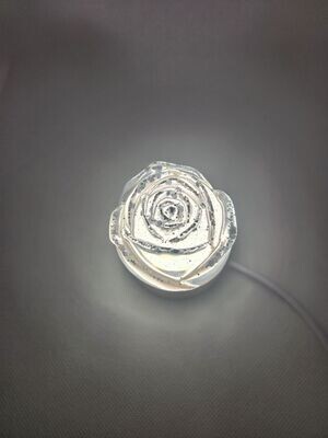 Rose transparente lumineuse sur socle rond en bois
