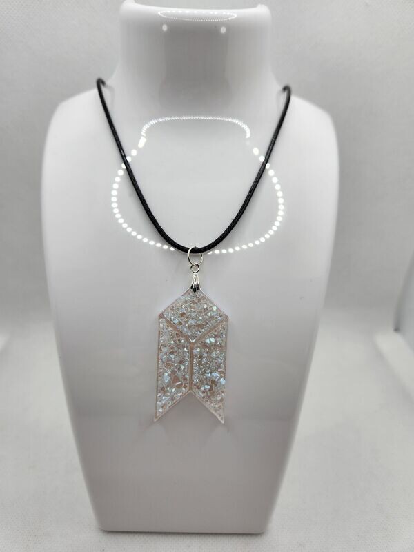 Collier résine effet diamant à reflets  bleutés