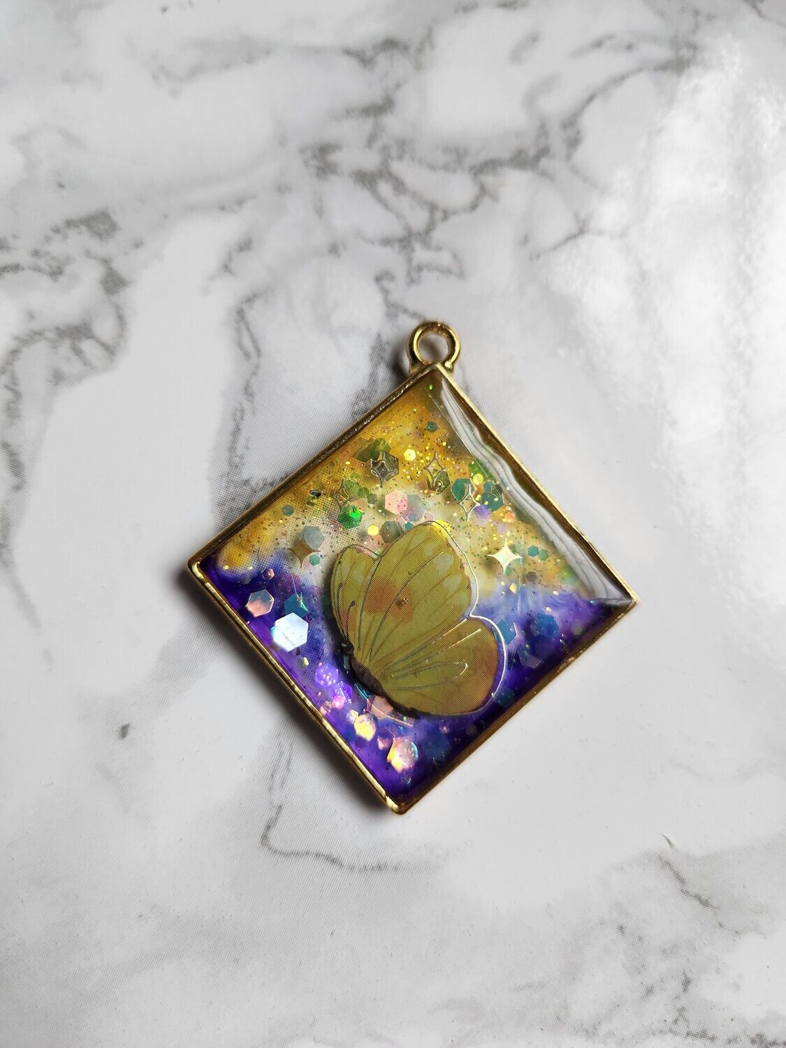 Pendentif losange violet , jaune et son papillon
