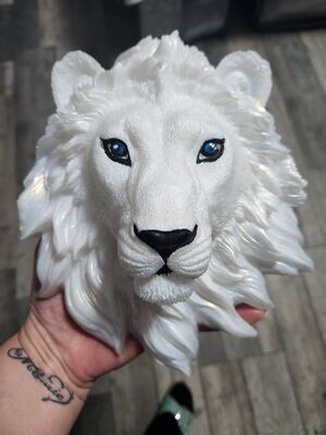 Tête de lion 3D blanc nacré doré aux yeux bleus