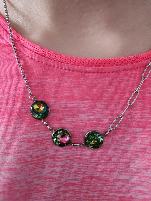 Collier réglable asymétrique strass et résine uv
