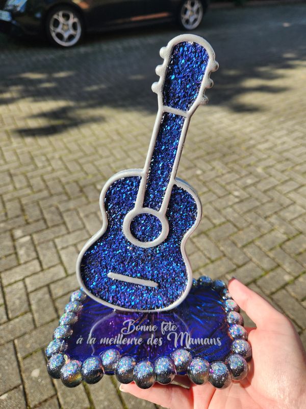 Guitare diamant sur socle personnalisé