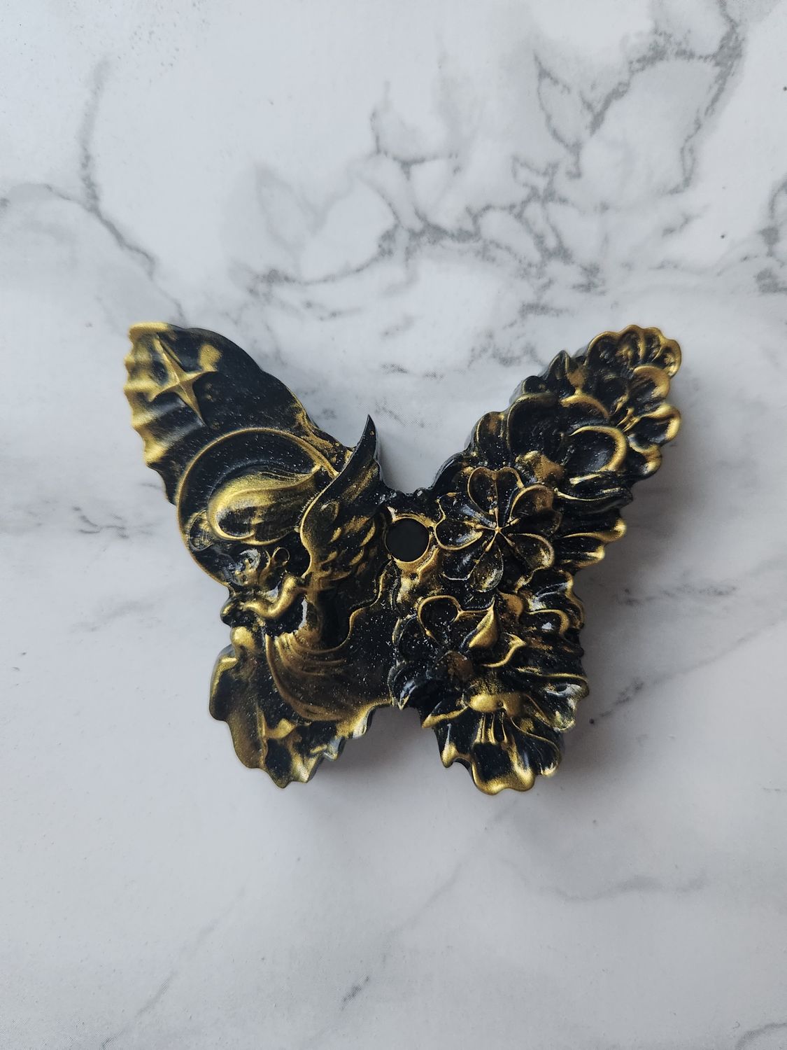 Ange papillon noir et or