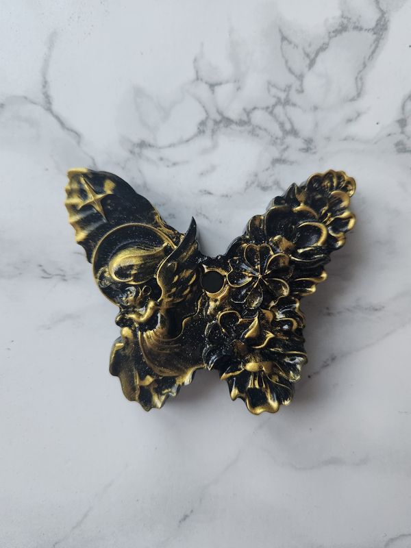 Ange papillon noir et or