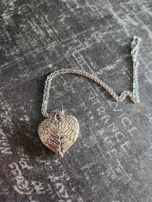 Collier pendentif coeur ailé argenté