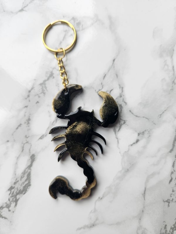 Porte clé Scorpion noir et or antique
