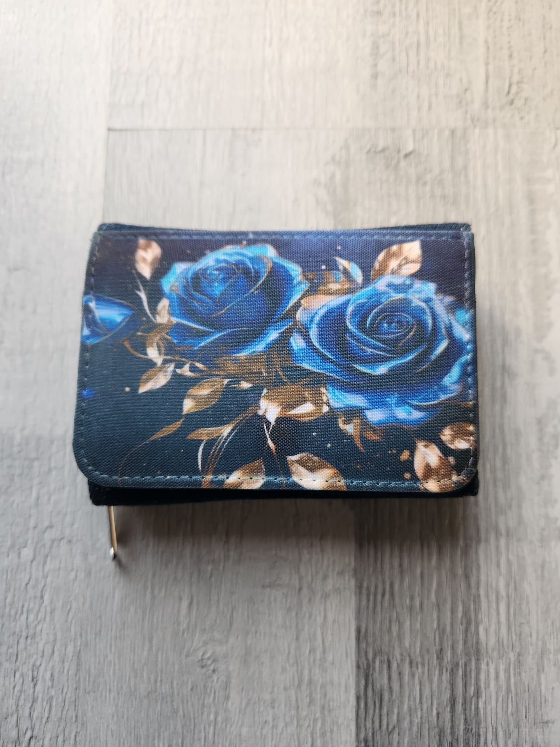 Porte feuille en jeans bleu modèle roses bleu