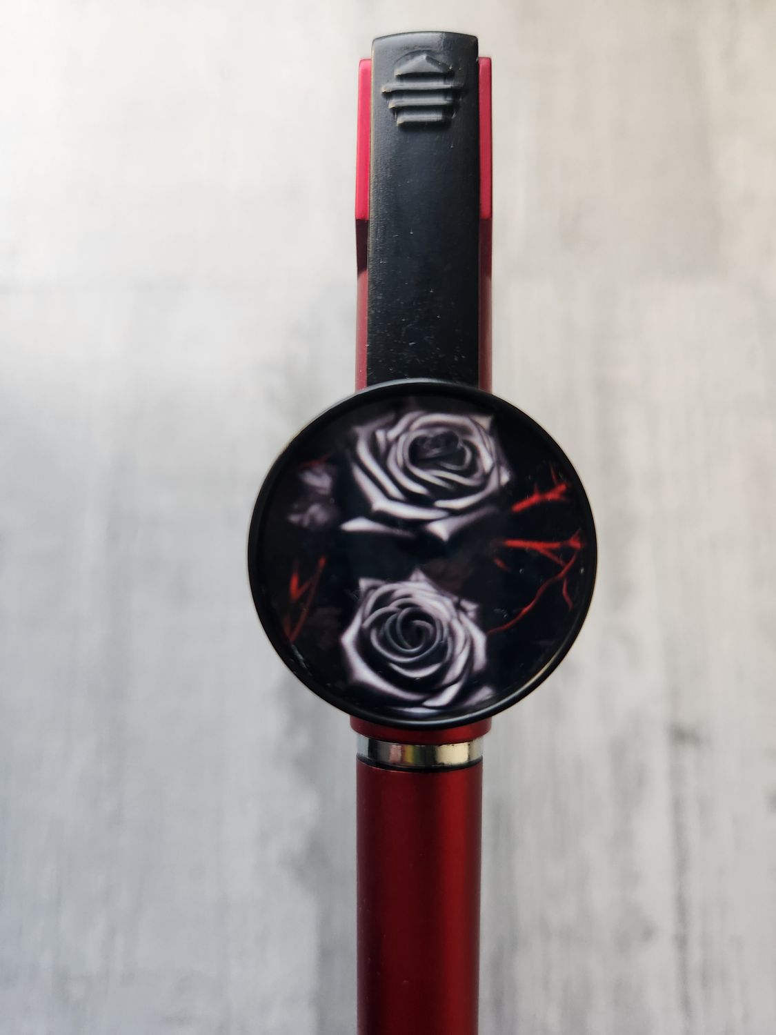 Stylo 3 en 1 rouge roses noires
