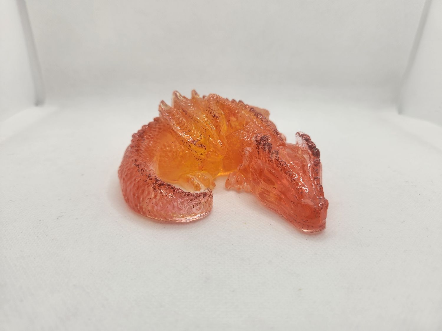 Dragon couché orangé pailleté