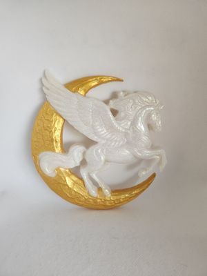 Pégase blanc pailleté sur sa lune dorée Pégase blanc pailleté sur sa lune dorée