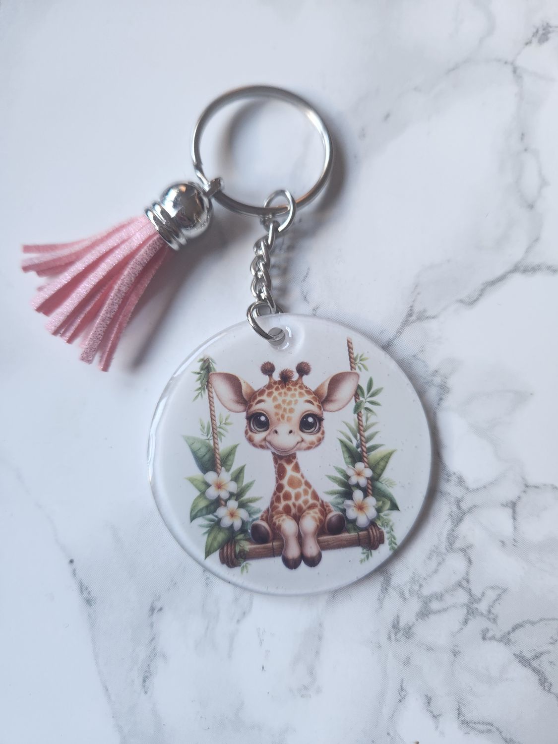 Porte clé girafe sur sa balançoire