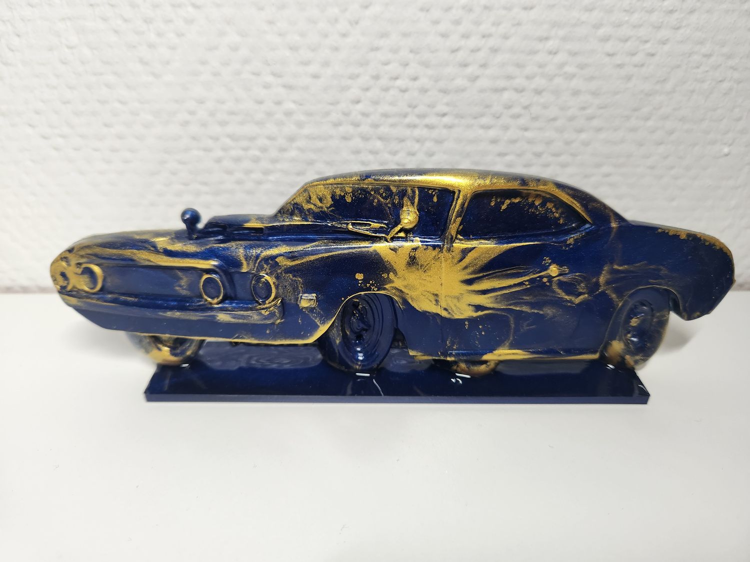 Voiture Dodge sur socle marbré bleu nuit et or
