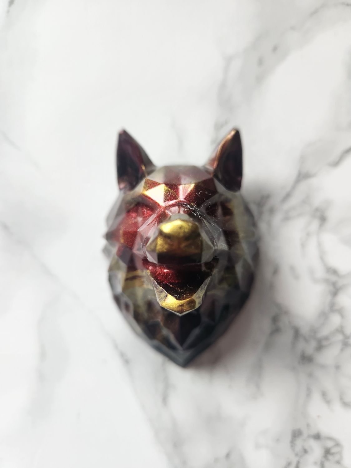 Magnet tête de loup noir rouge et or