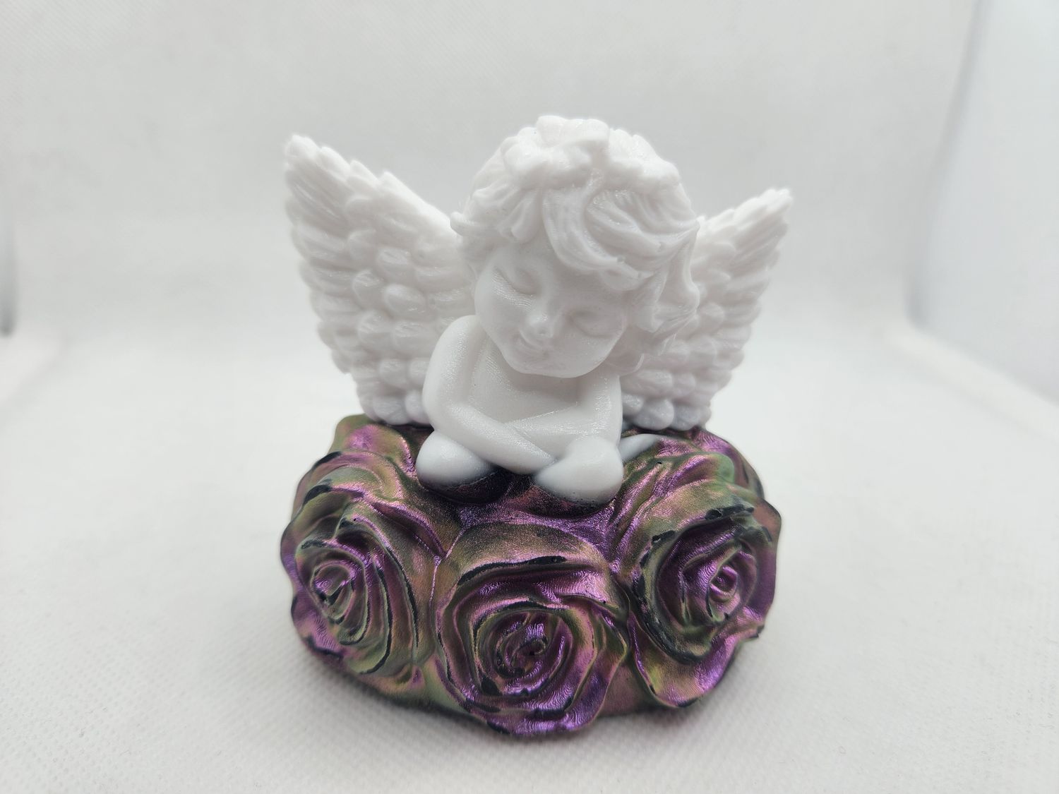 Ange blanc sur lit de roses caméléon