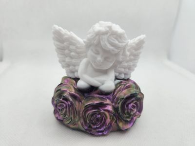 Ange blanc sur lit de roses caméléon