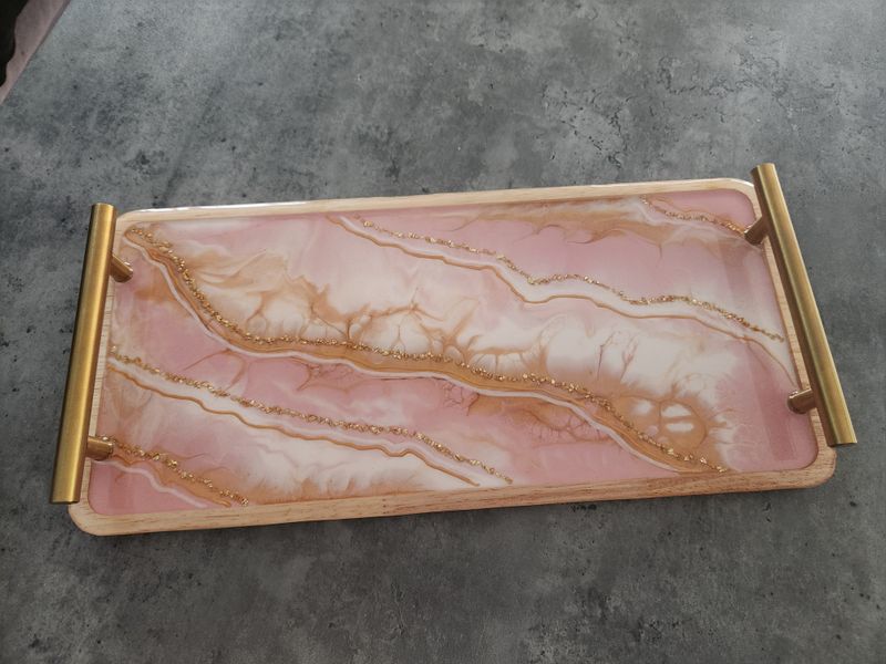 Plateau long marbré géode rose blanc et or