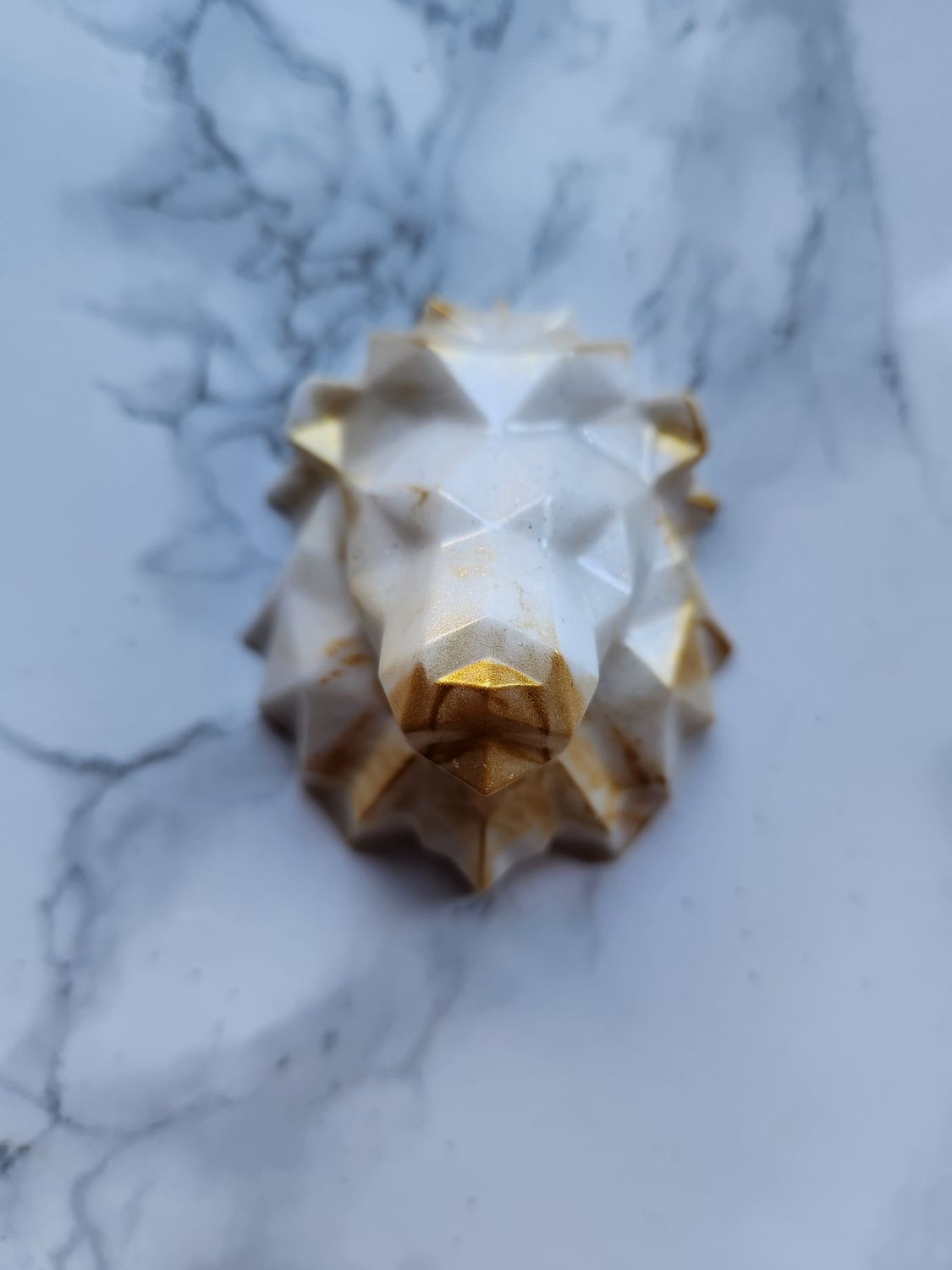 Magnet tête de lion blanc et or
