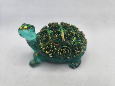 Tortue plantes sur son dos vert tranlucide et caméléon