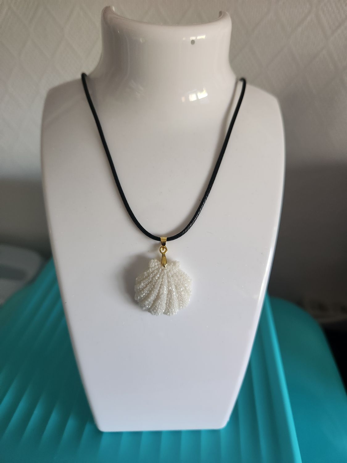 Collier résine coquillage blanc nacré