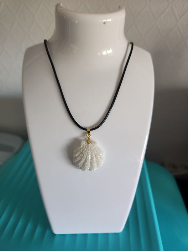 Collier résine coquillage blanc nacré