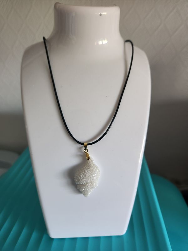 Collier résine coquillage #2  blanc nacré
