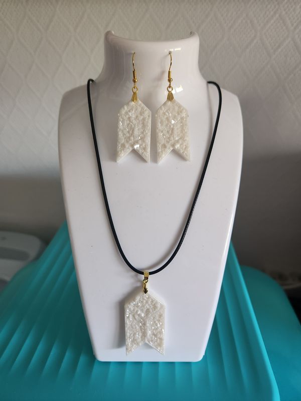 Parure collier et boucles d'oreilles résine effet diamant blanc nacré
