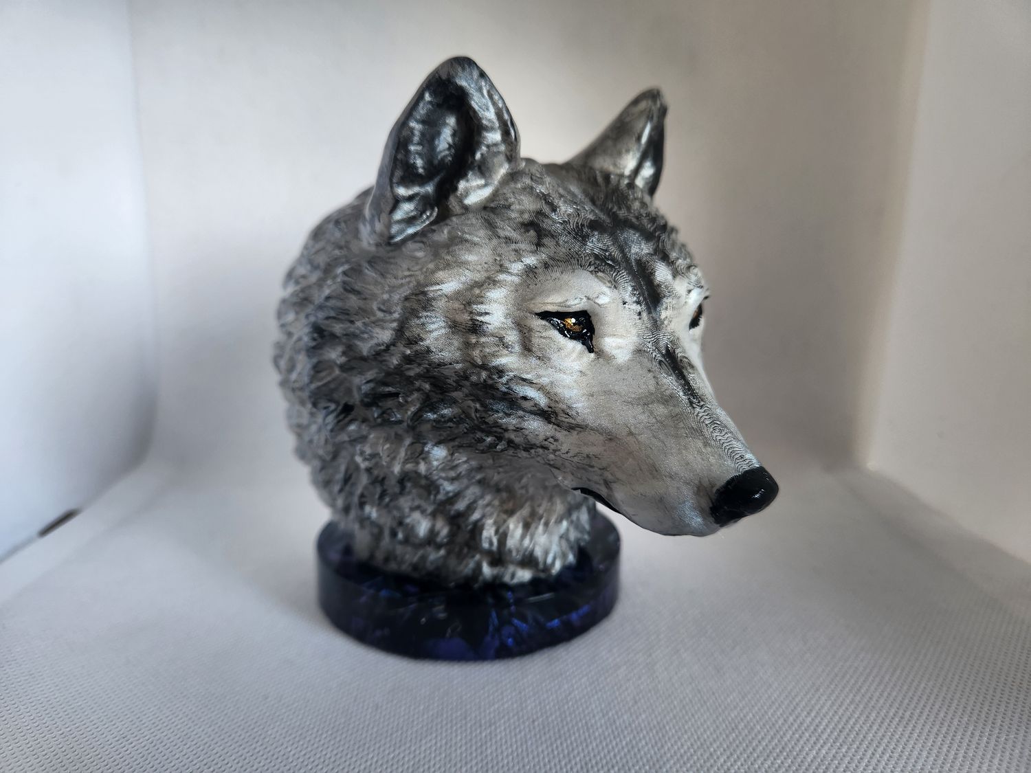 Tête de loup 3D à poser argenté et socle bleu caméléon