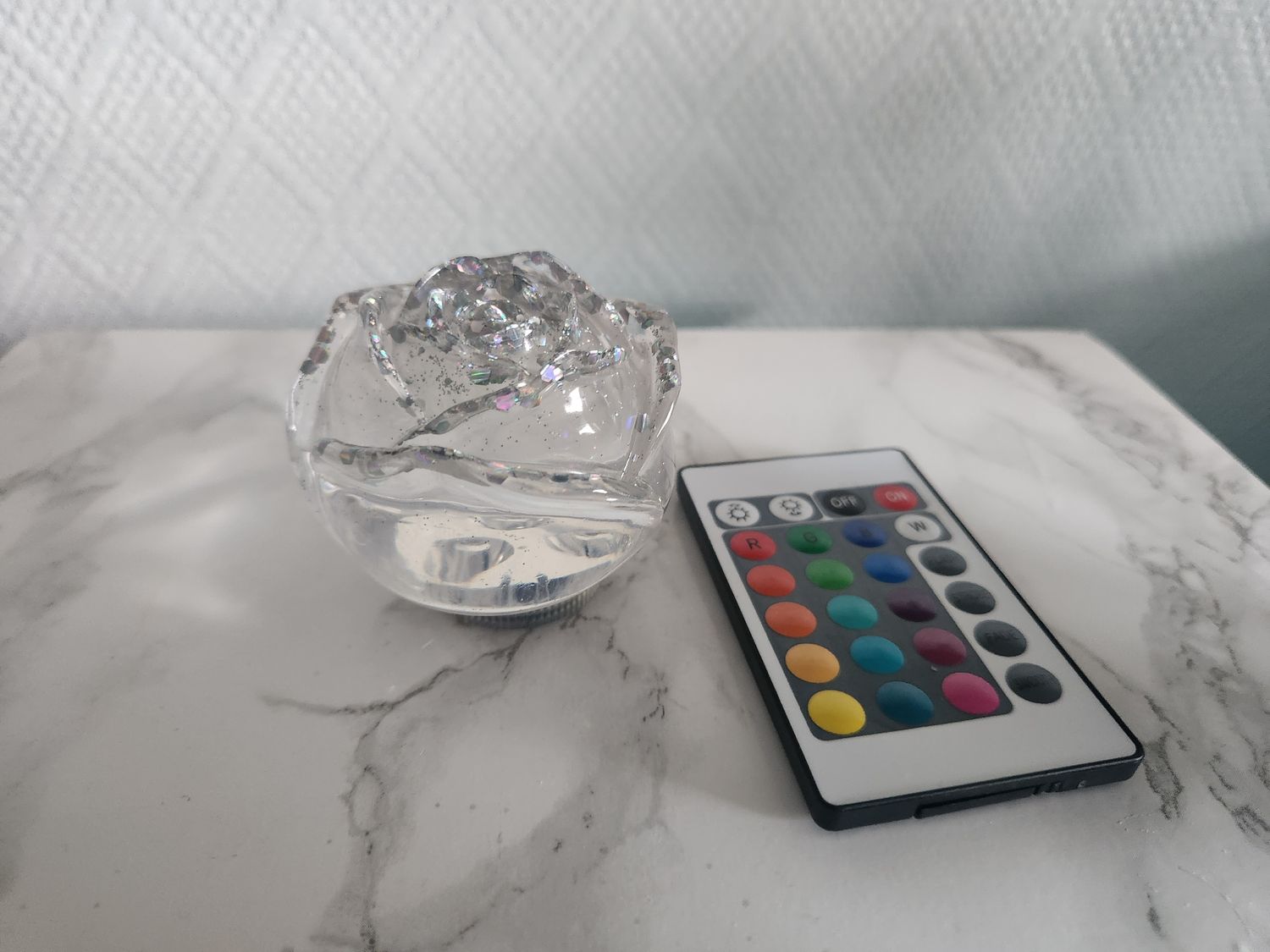 Rose lumineuse transparente paillettes aergent holographiques avec sa télécommande