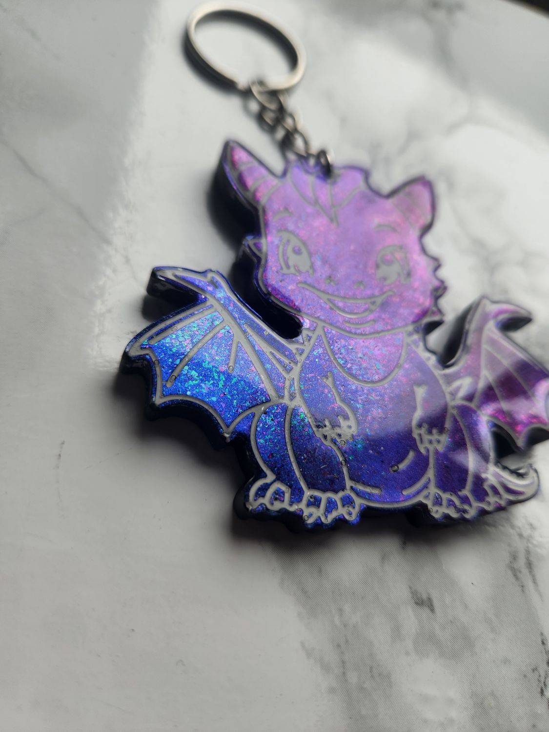 Porte clé dragon caméléon pailleté bleu violet vert