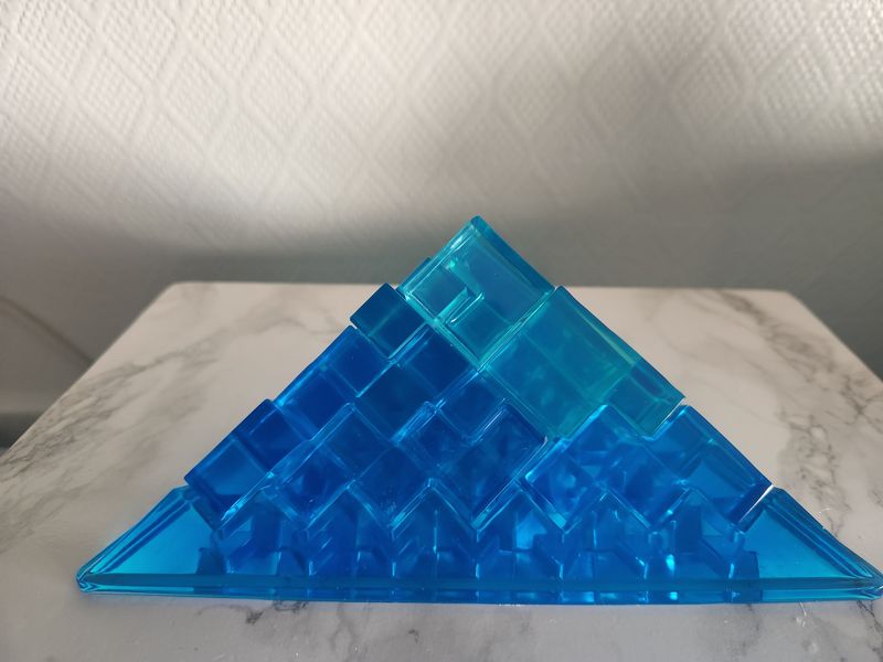 Pyramide tétris 3d nuances de bleus translucides