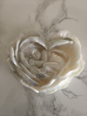 Bébé chou coeur blanc nacré à reflets violets