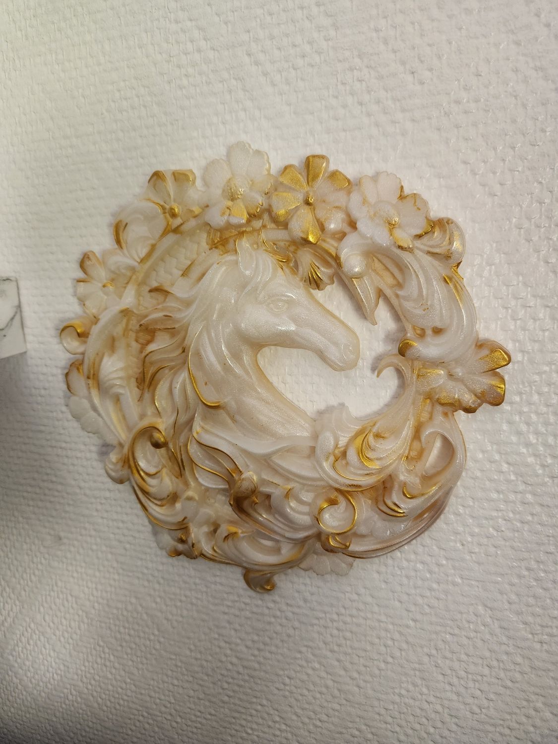 Cheval couronne fleuri blanc et or