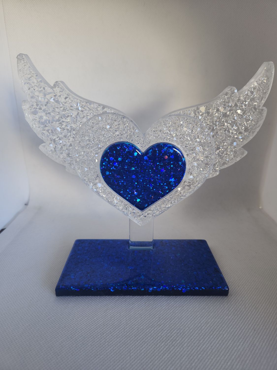 Double coeur diamant ailé bleu pailleté sur socle