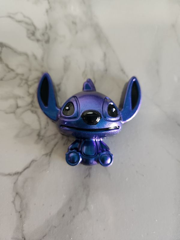Stitch caméléon bleu violet