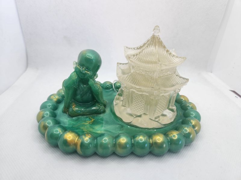 Bouddha et son temple lumineux sur son socle bubulles vert jade et or