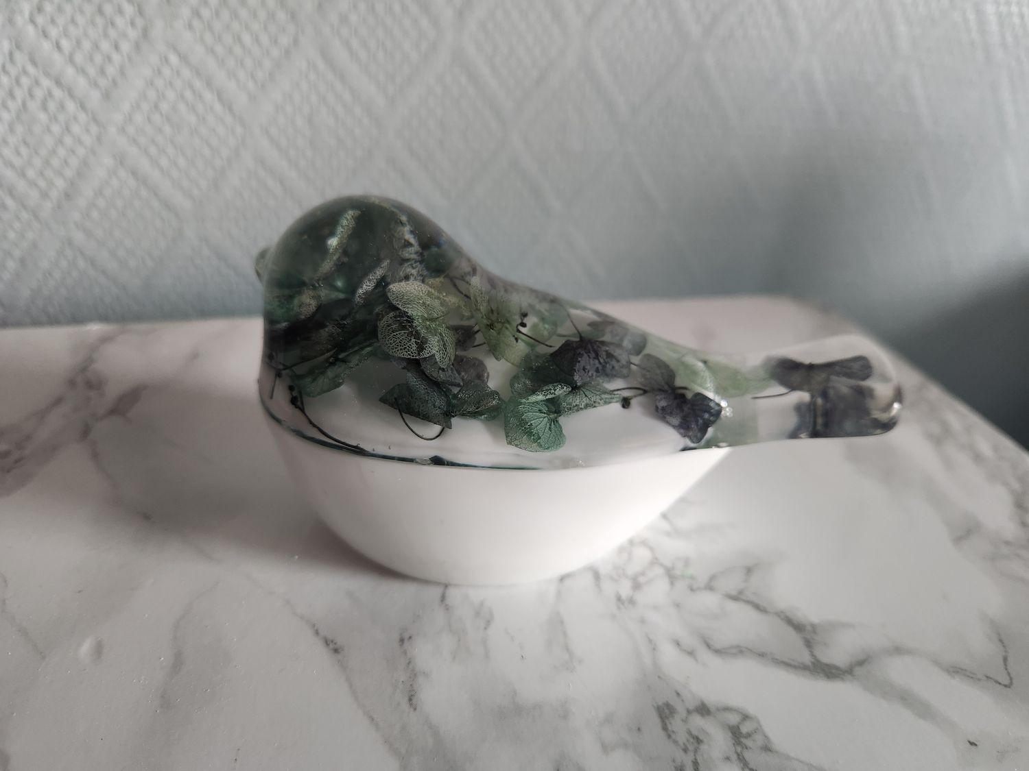 Boite oiseau fleurs séchées et bas blanc