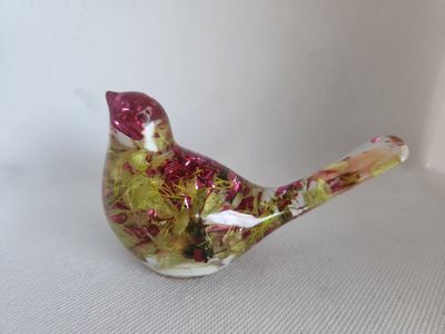 Oiseau fleurs séchées et feuilles roses métalliques
