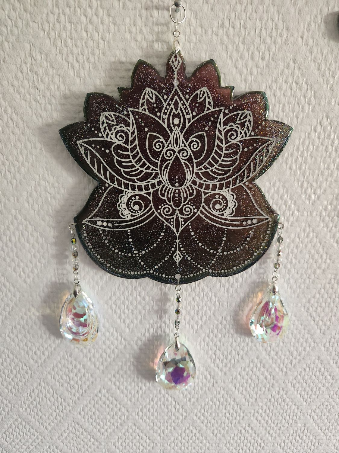 Lotus mural caméléon pailleté et ses primes de cristal arc en ciel