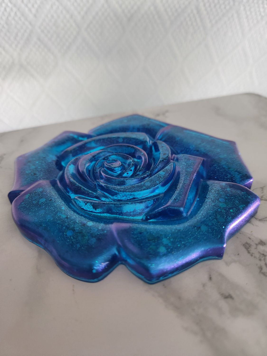 Sous verre Rose bleu pailleté et contours caméléon