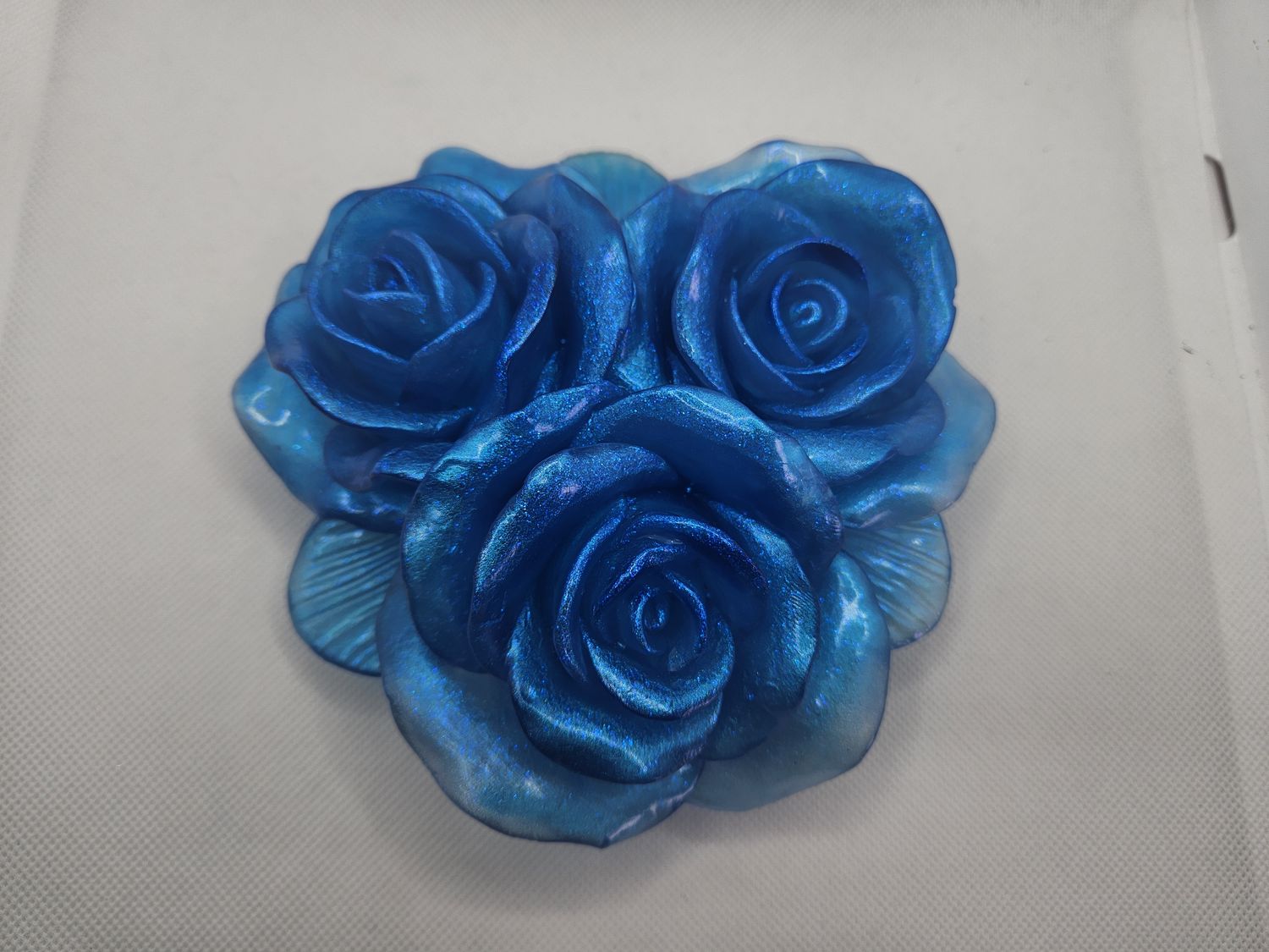 Trio de roses bleu nacré pailleté