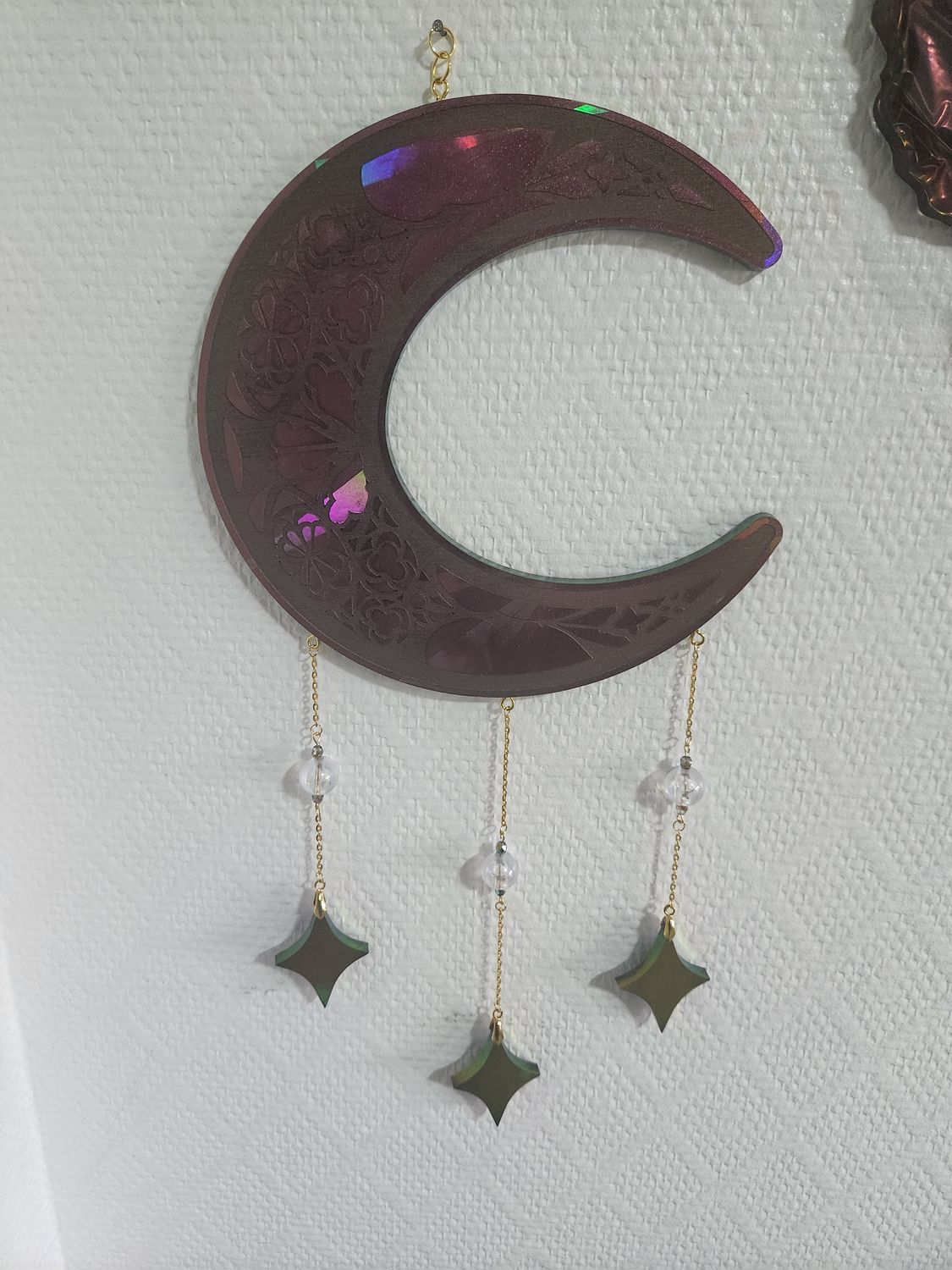 Lune holographique murale et ses étoiles couleur caméléon violet cuivré