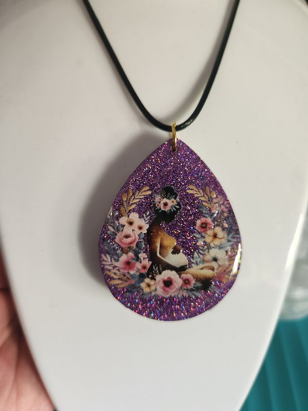 Collier goutte violet femme enceinte