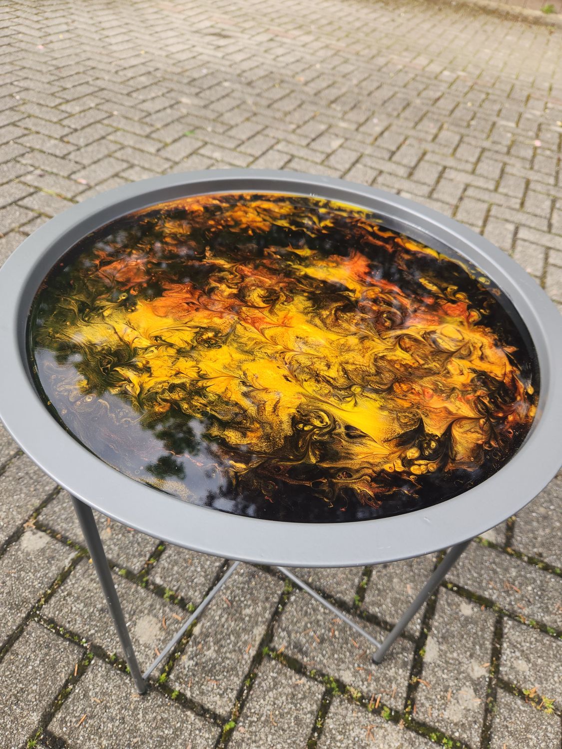 Table d'appoint en métal sur pieds Fire